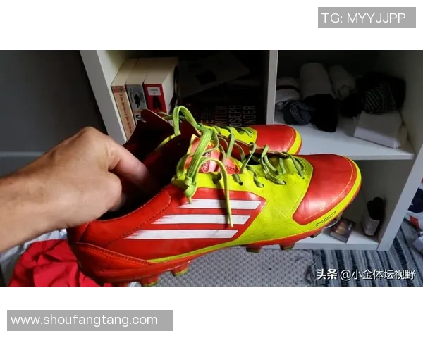 足球明星重温经典穿旧版球鞋展现独特风格与怀旧情怀
